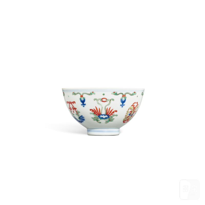 A wucai 'honeysuckle' bowl, Seal mark and period of Daoguang | 清道光 五彩忍冬紋盌 《大清道光年製》款 - 图1